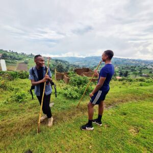 Guide og turist på naturvandring i Kapchorwa, Mount Elgon, Uganda
