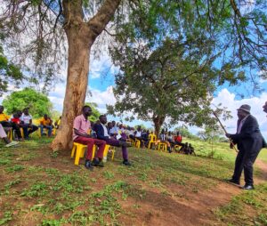 En av de eldste i Kobulin snakker til de frammøtte