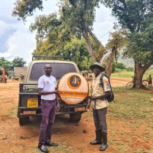 Ogwang Cosmos og Yeno Joseph, turismerådgivere i Abim og Napak distirkter, samarbeid med Alakara reiser
