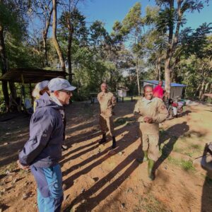 En guide som får hele gruppa til å le på vei til Wagagai peak, Mount Elgon, Uganda