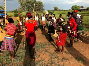 Tradisjonell dans i Kobulin, Karamoja, Uganda- på Alakara gjestehus